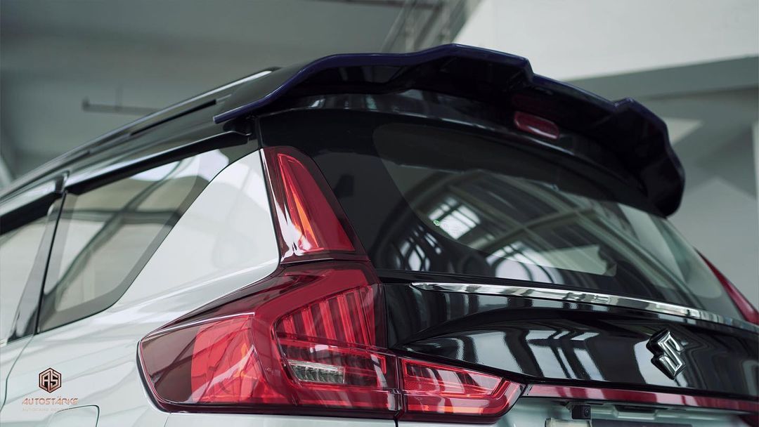 Maruti Ertiga Roof of glossy black embedded with blue gilt