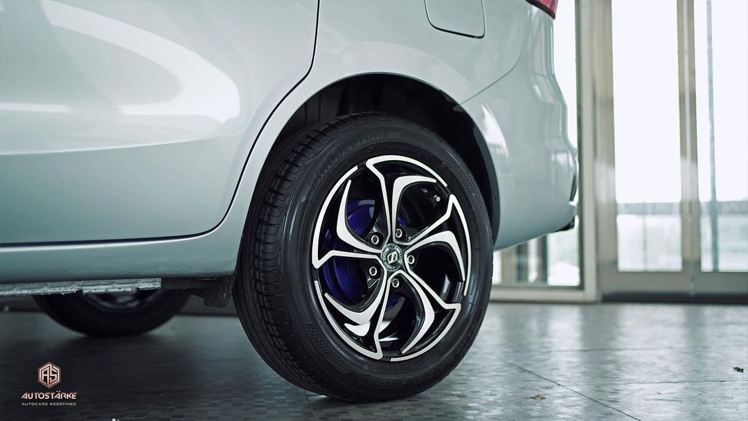 Maruti Ertiga Side mirrors of dual shade
